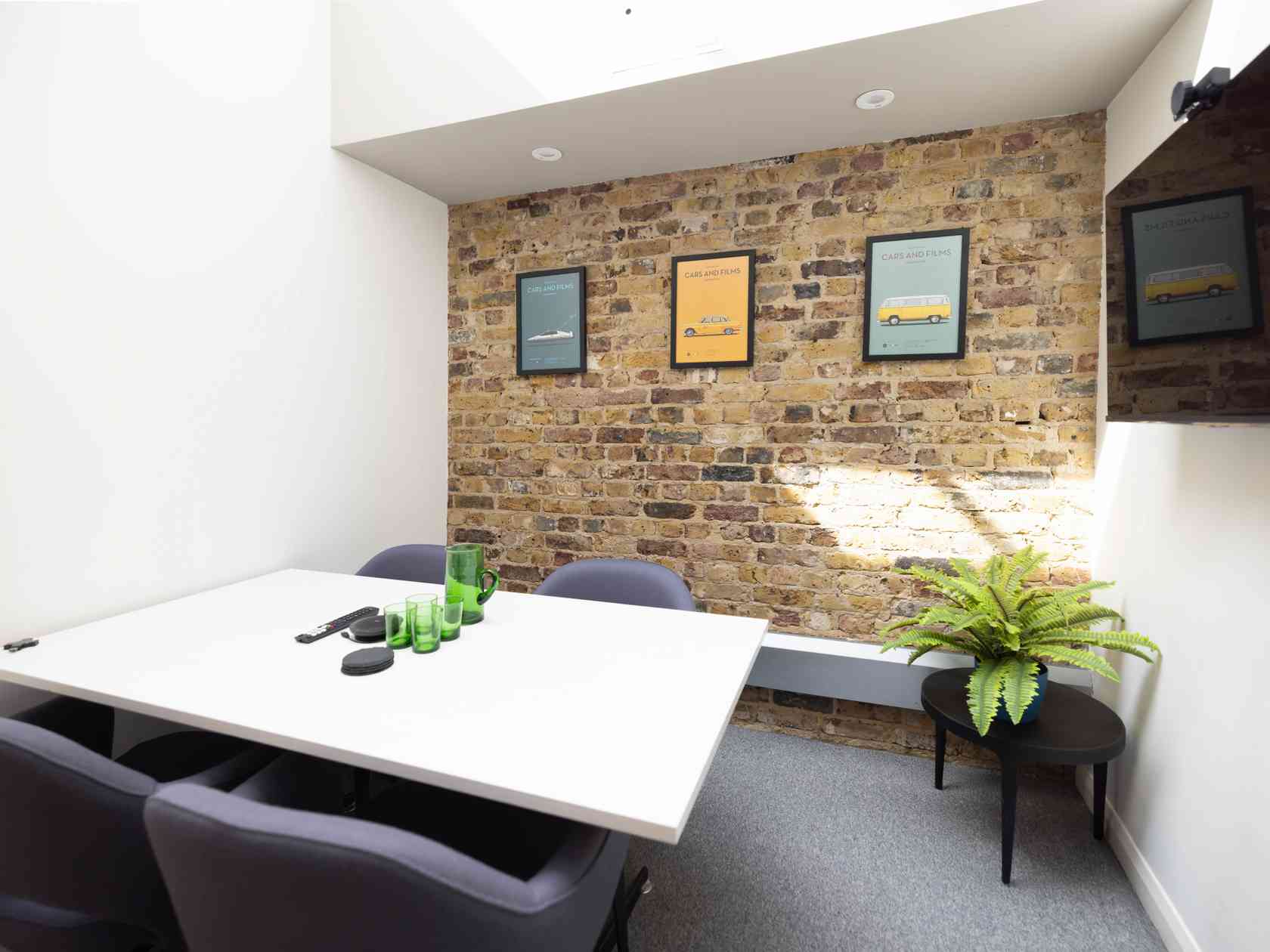 4 person meeting room