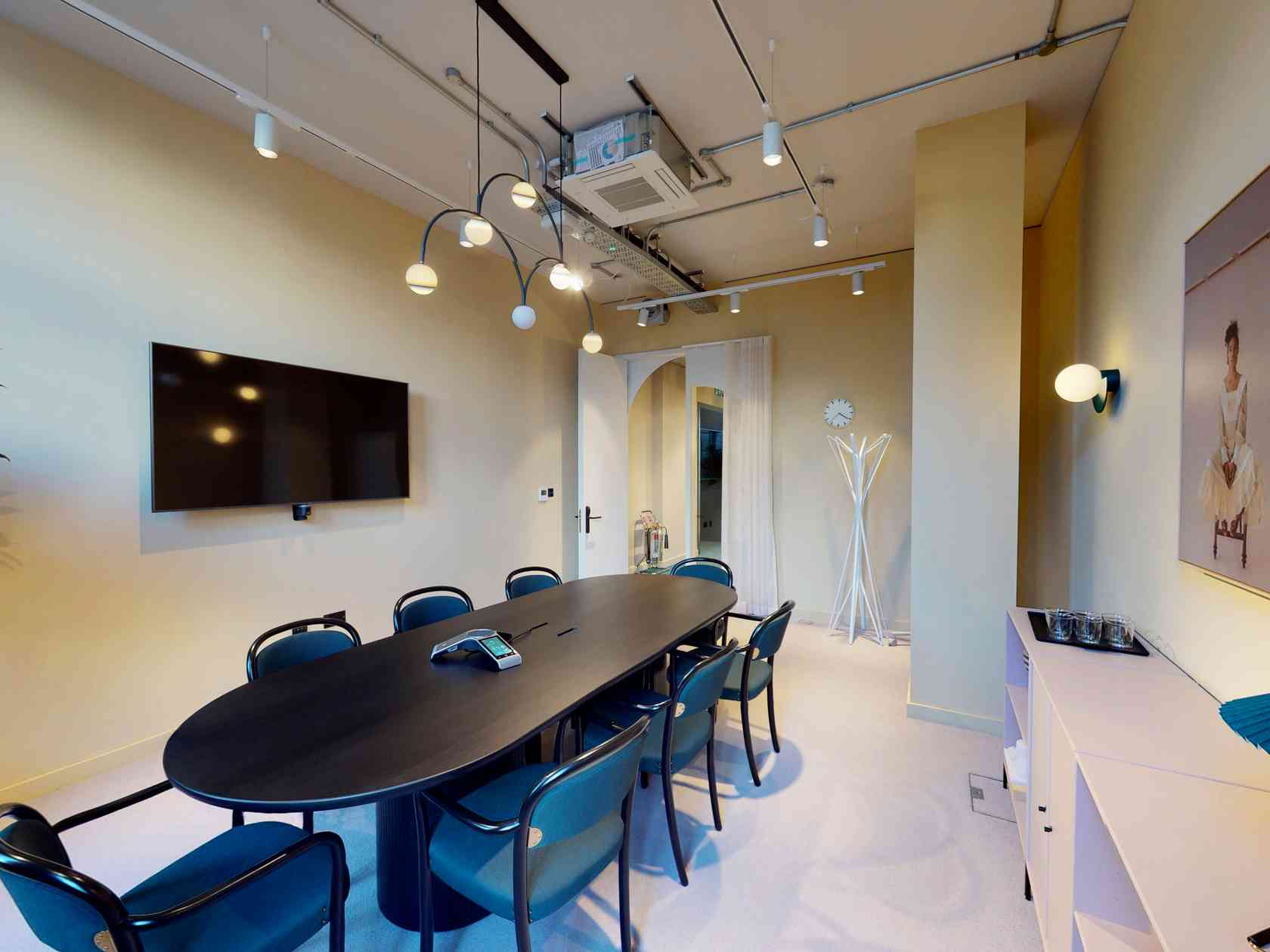 8 person meeting room