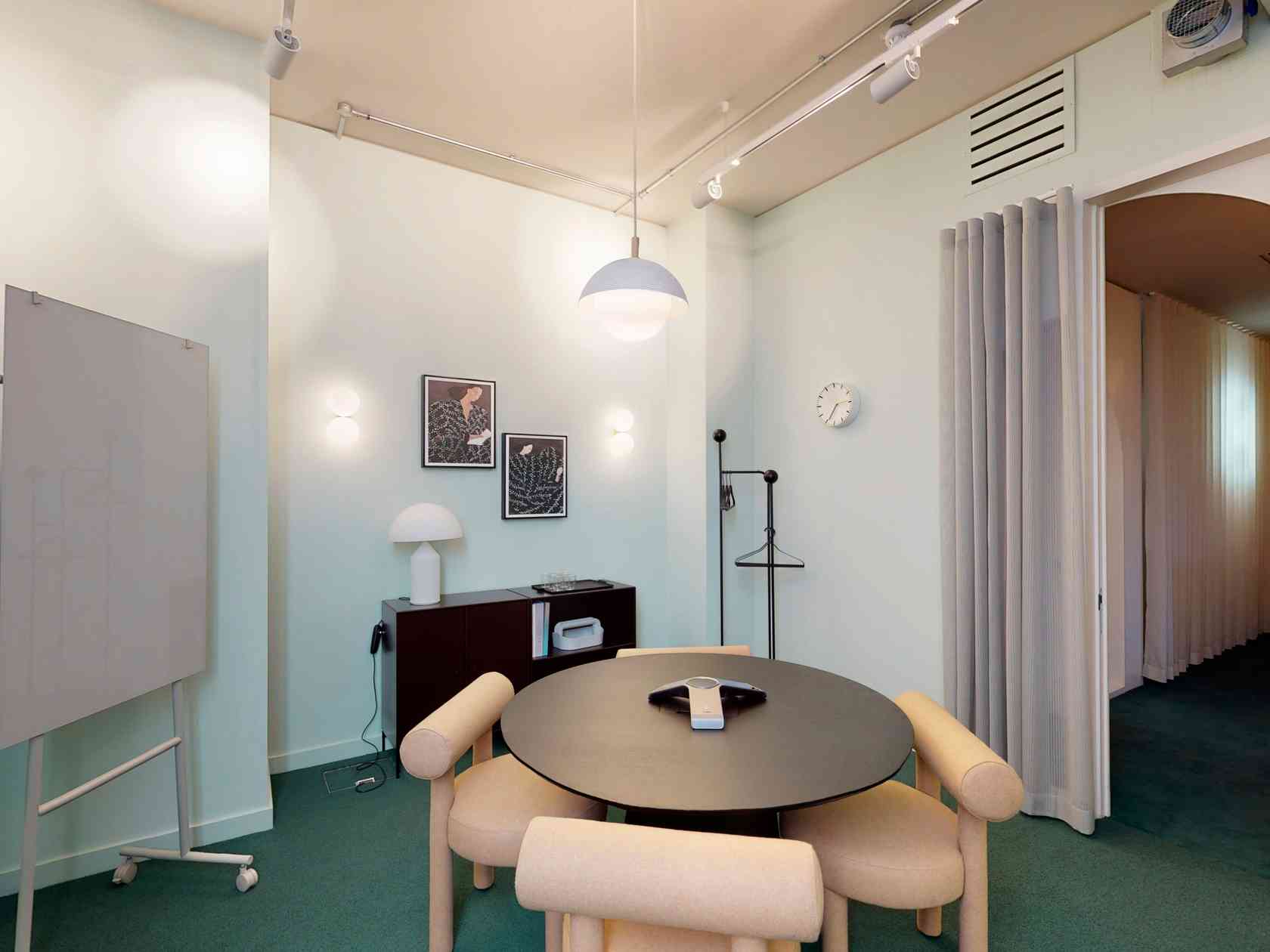 4 person meeting room