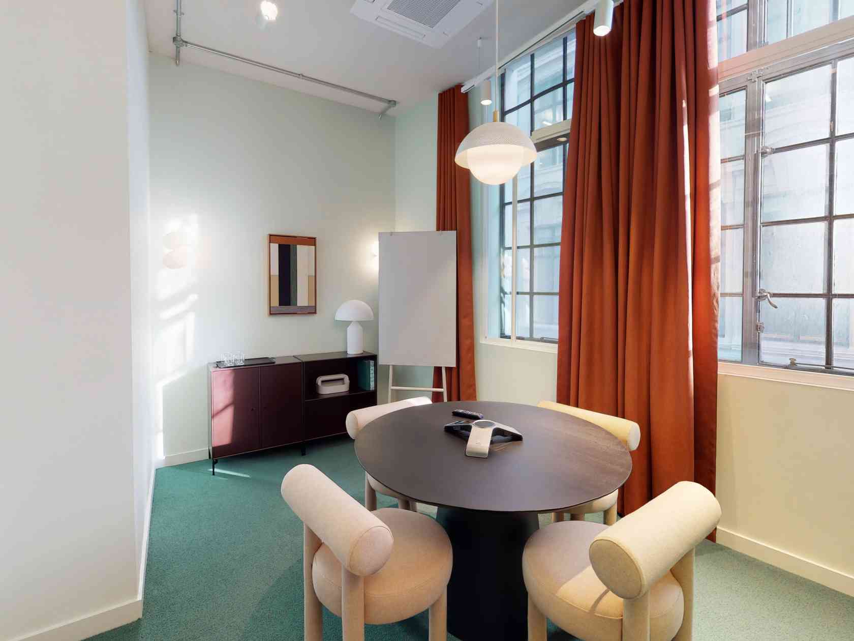 4 person meeting room
