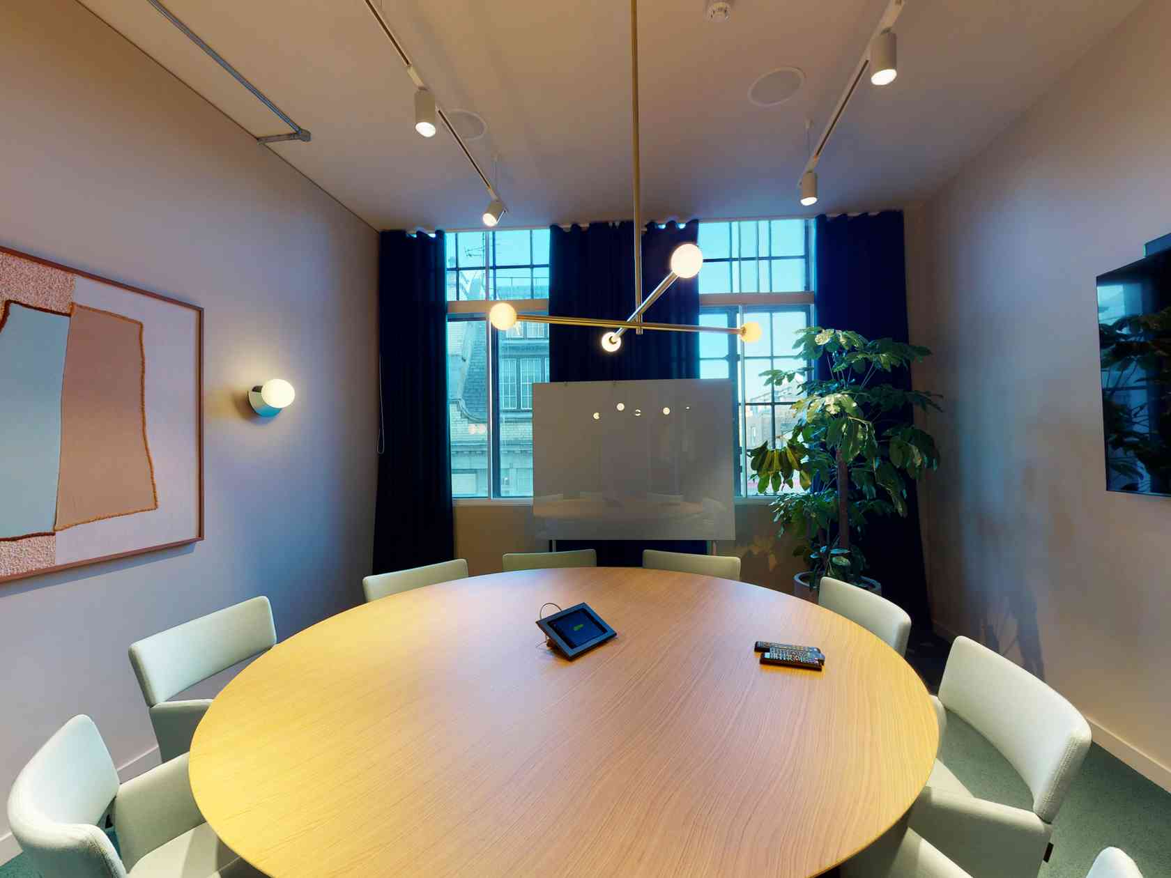 9 person meeting room
