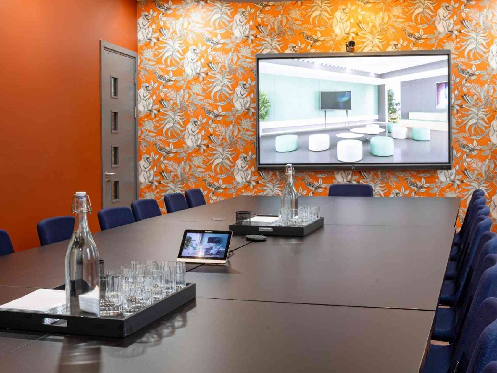 18 person meeting room