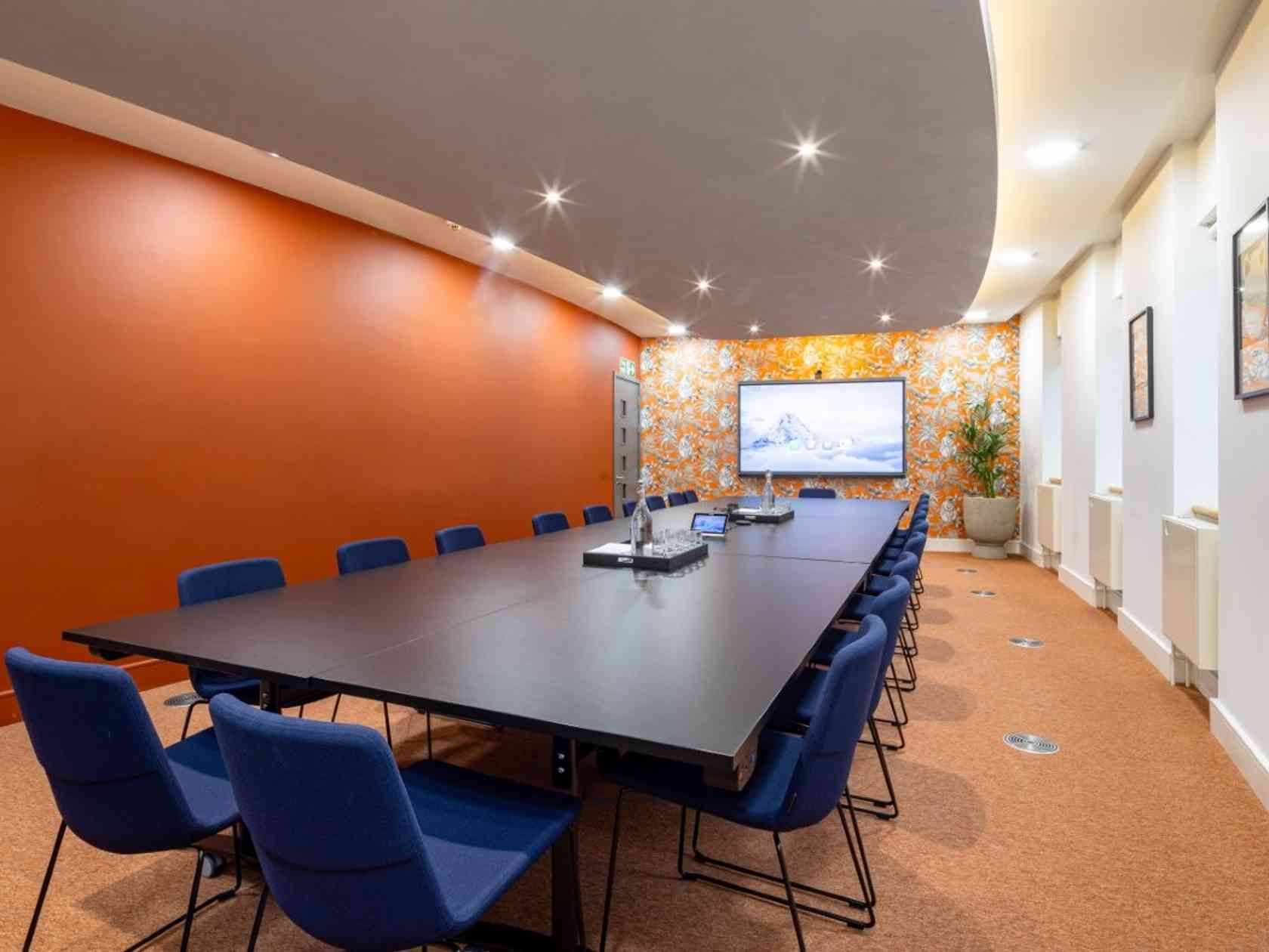 18 person meeting room