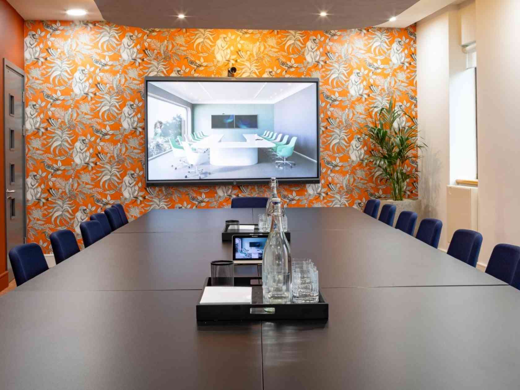 18 person meeting room