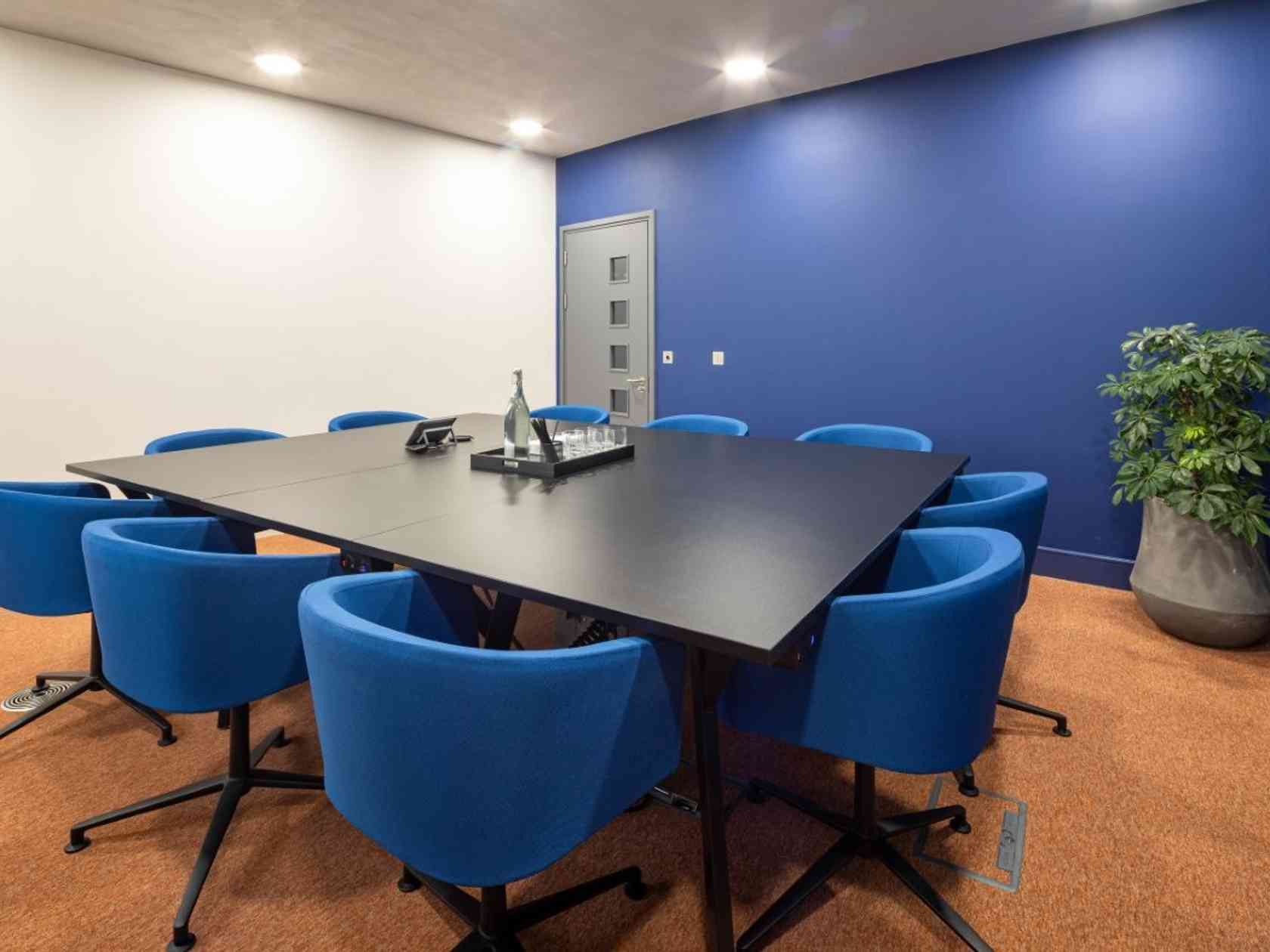 10 person meeting room
