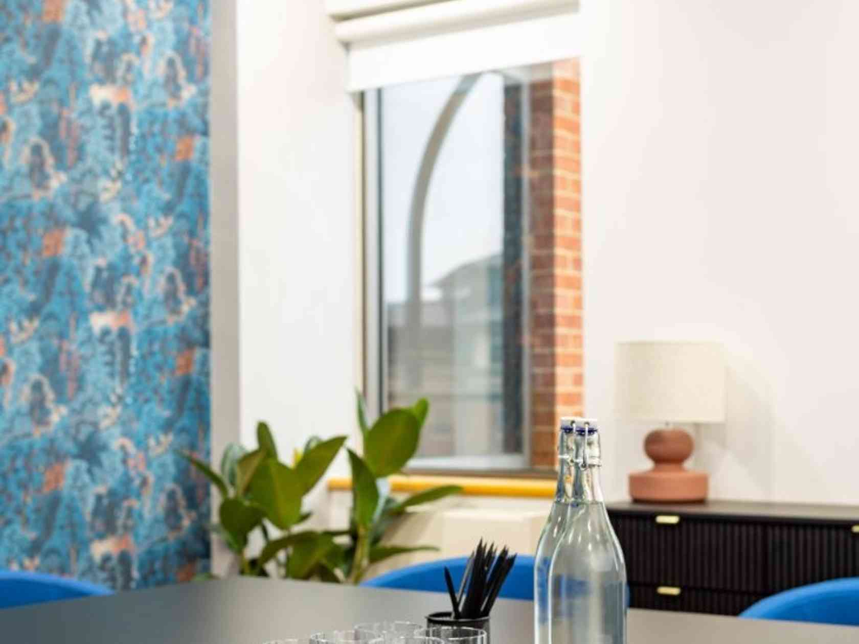 10 person meeting room
