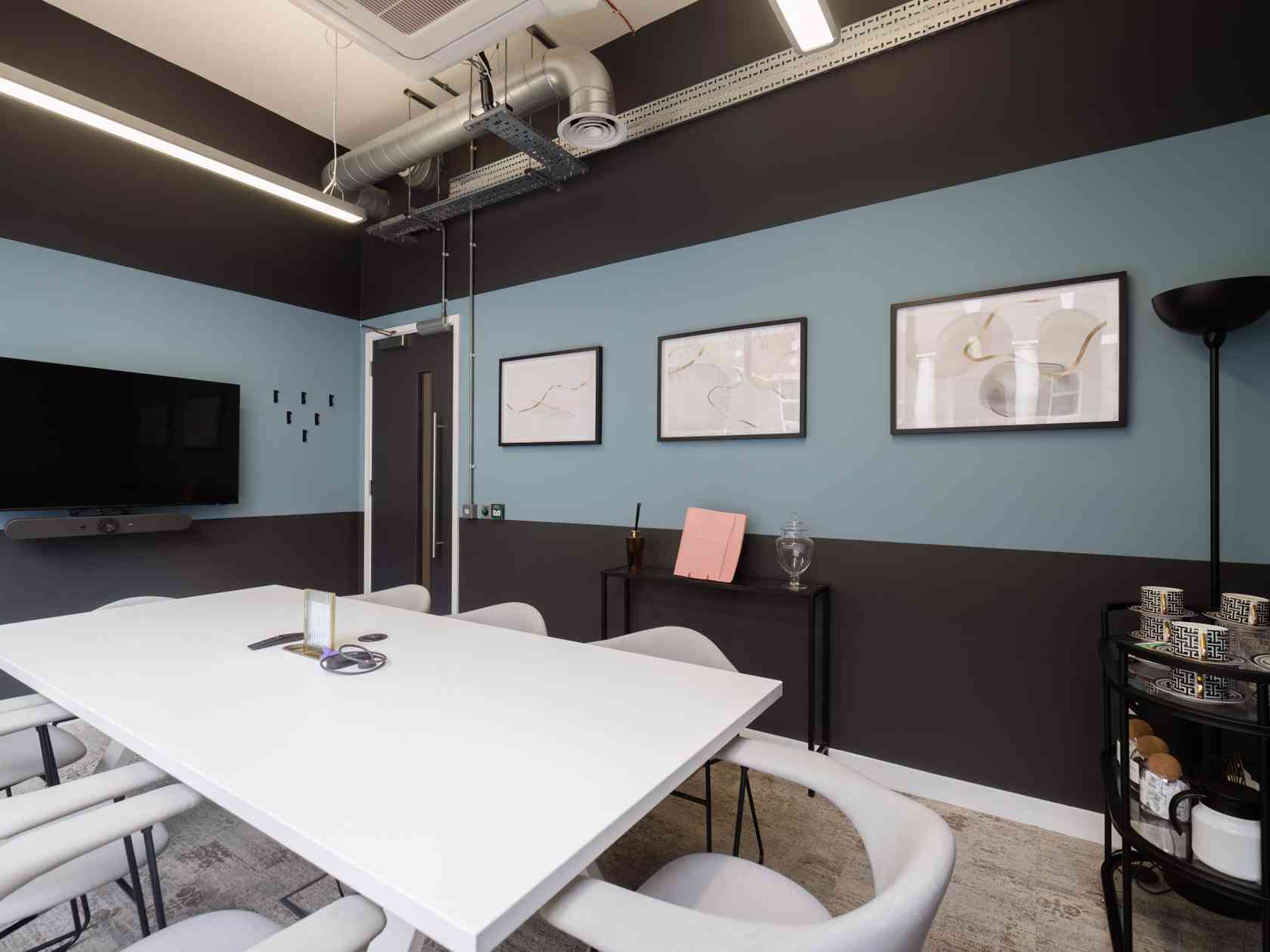 8 person meeting room