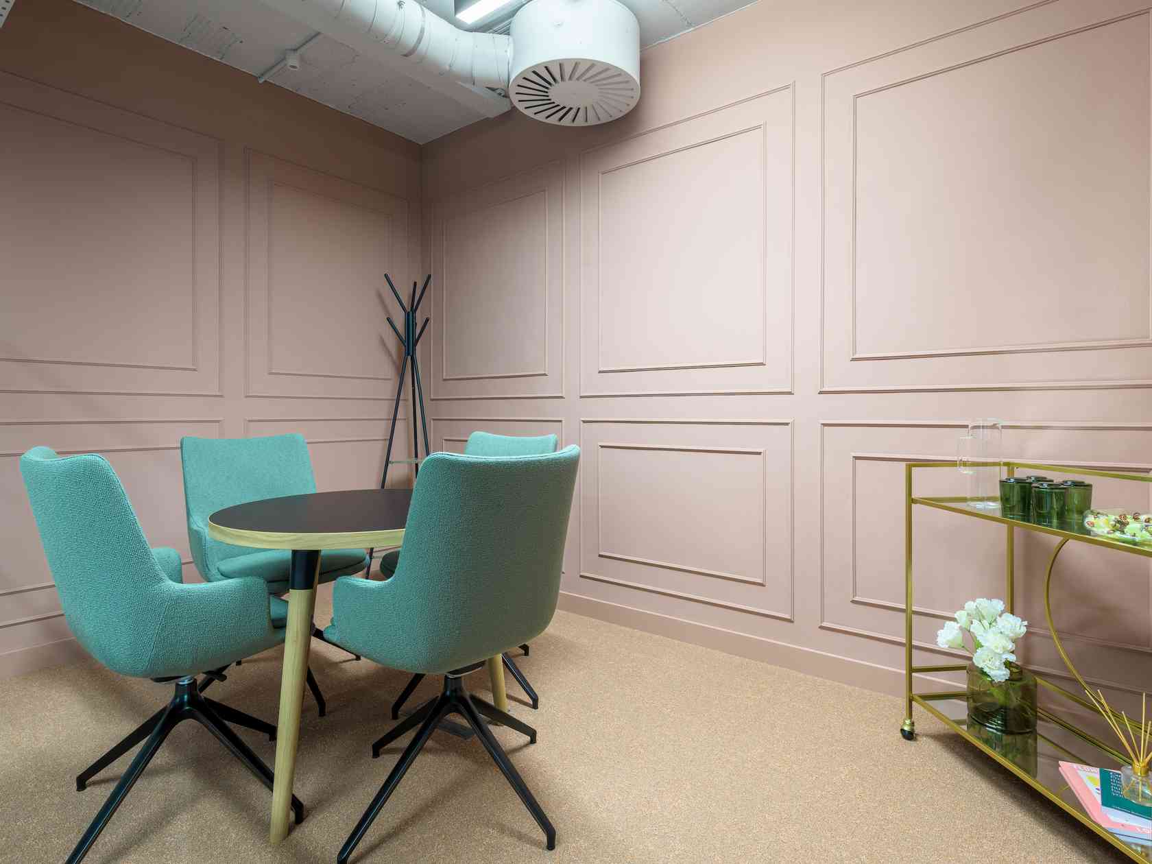 4 person meeting room