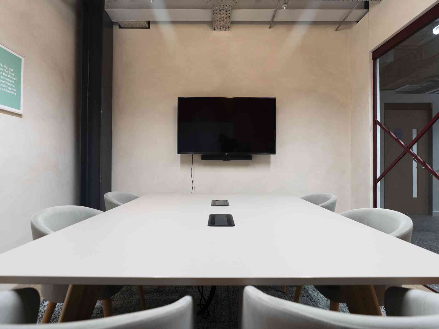 6 person meeting room