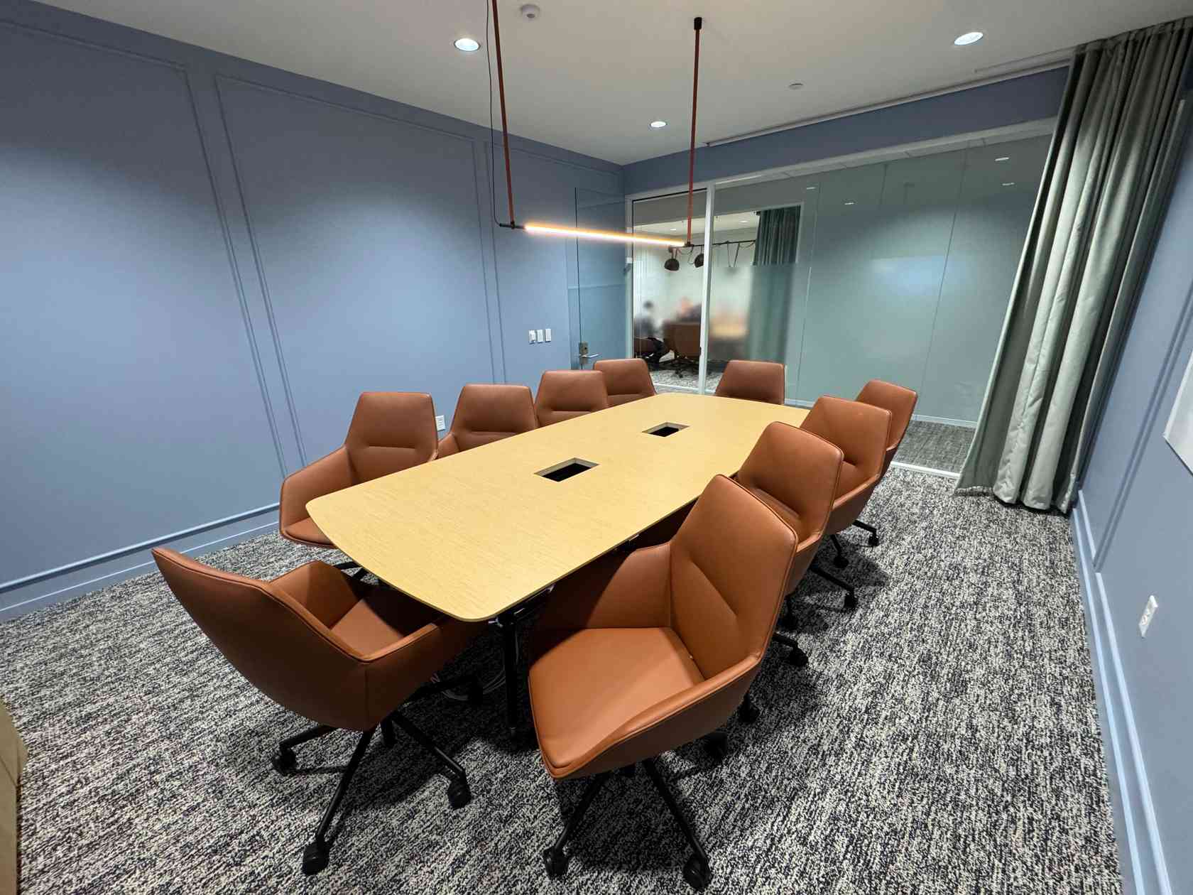 10 person meeting room