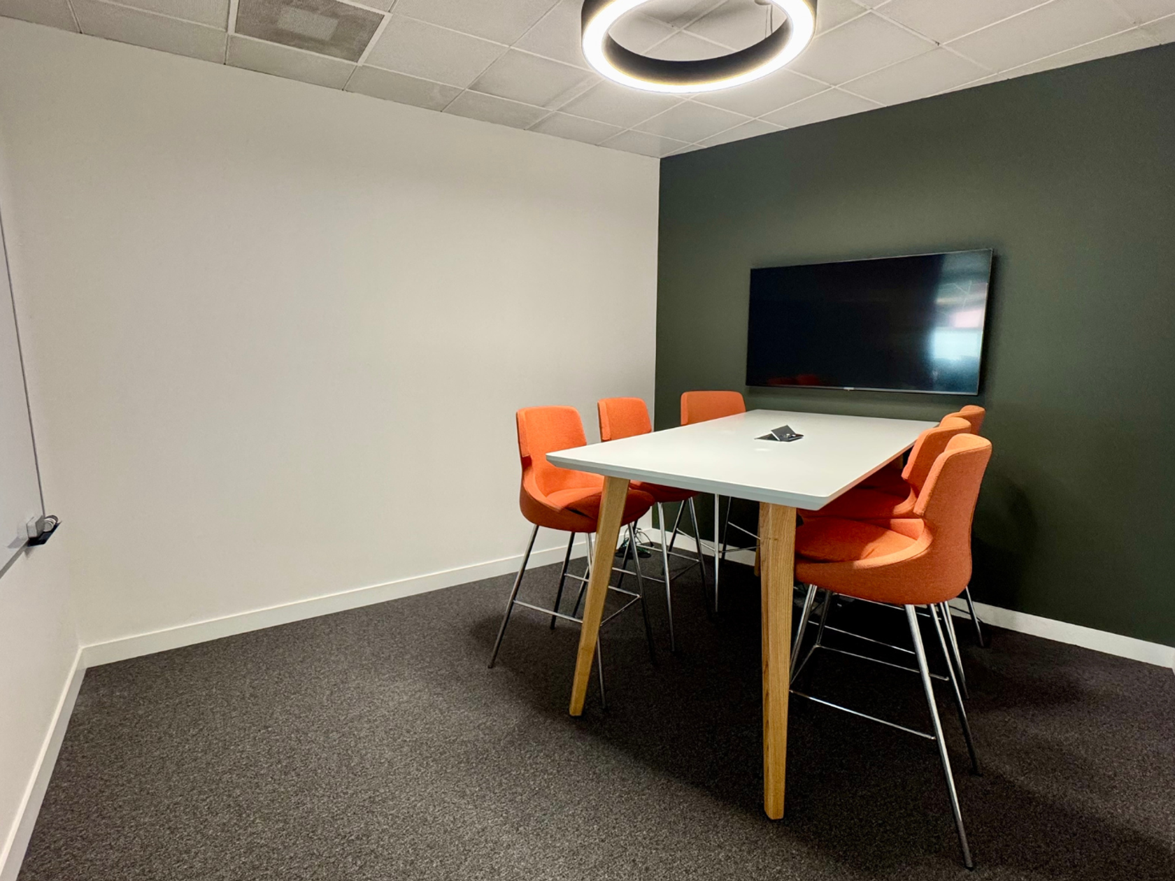 7 person meeting room