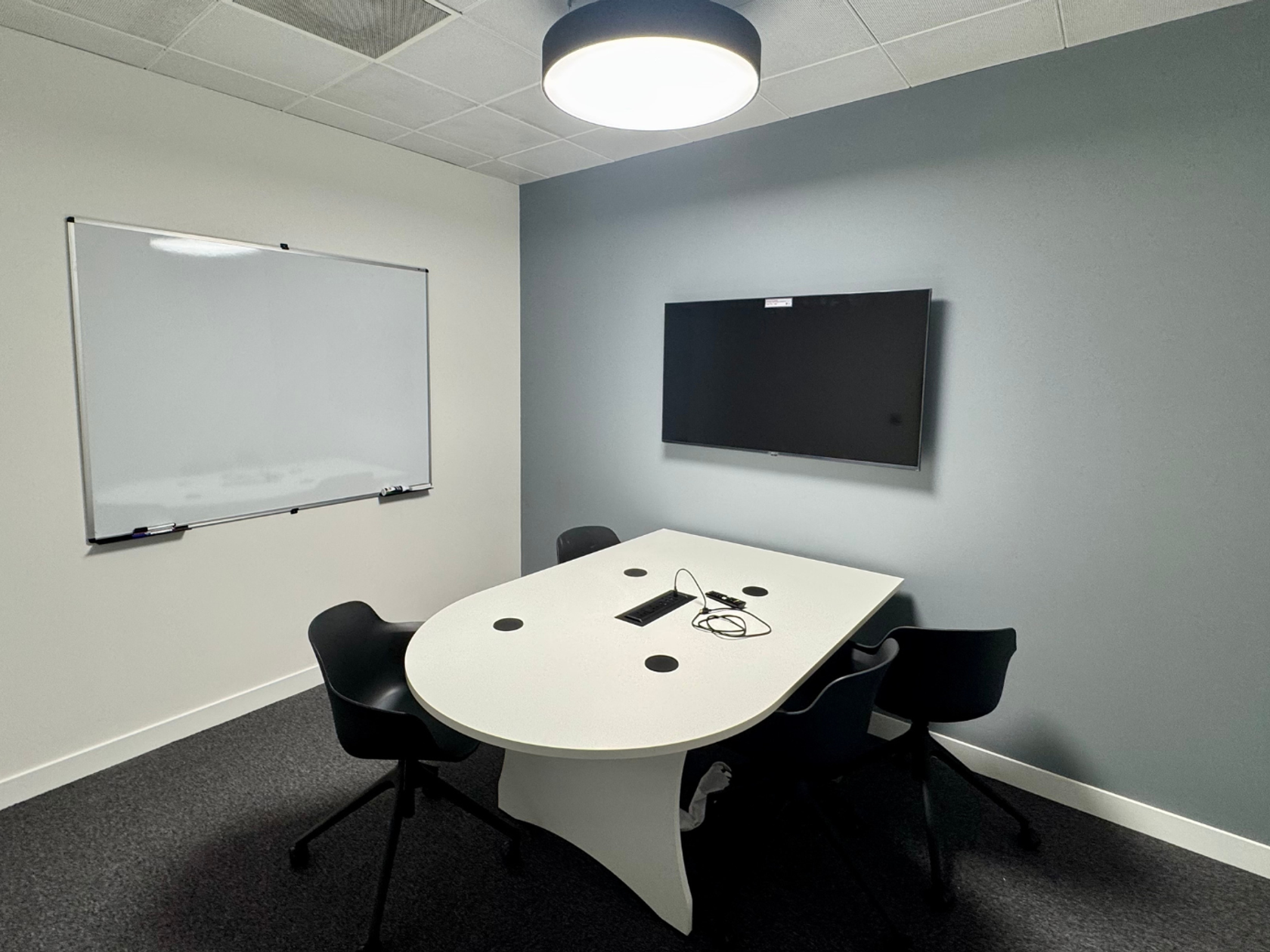 5 person meeting room