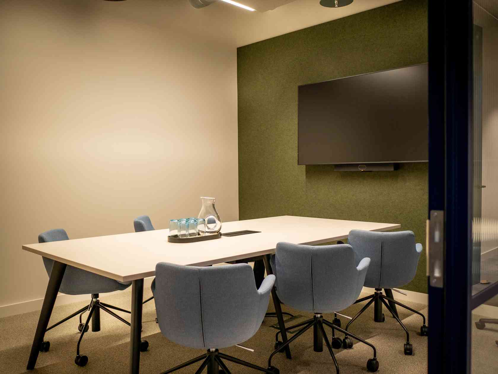 6 person meeting room