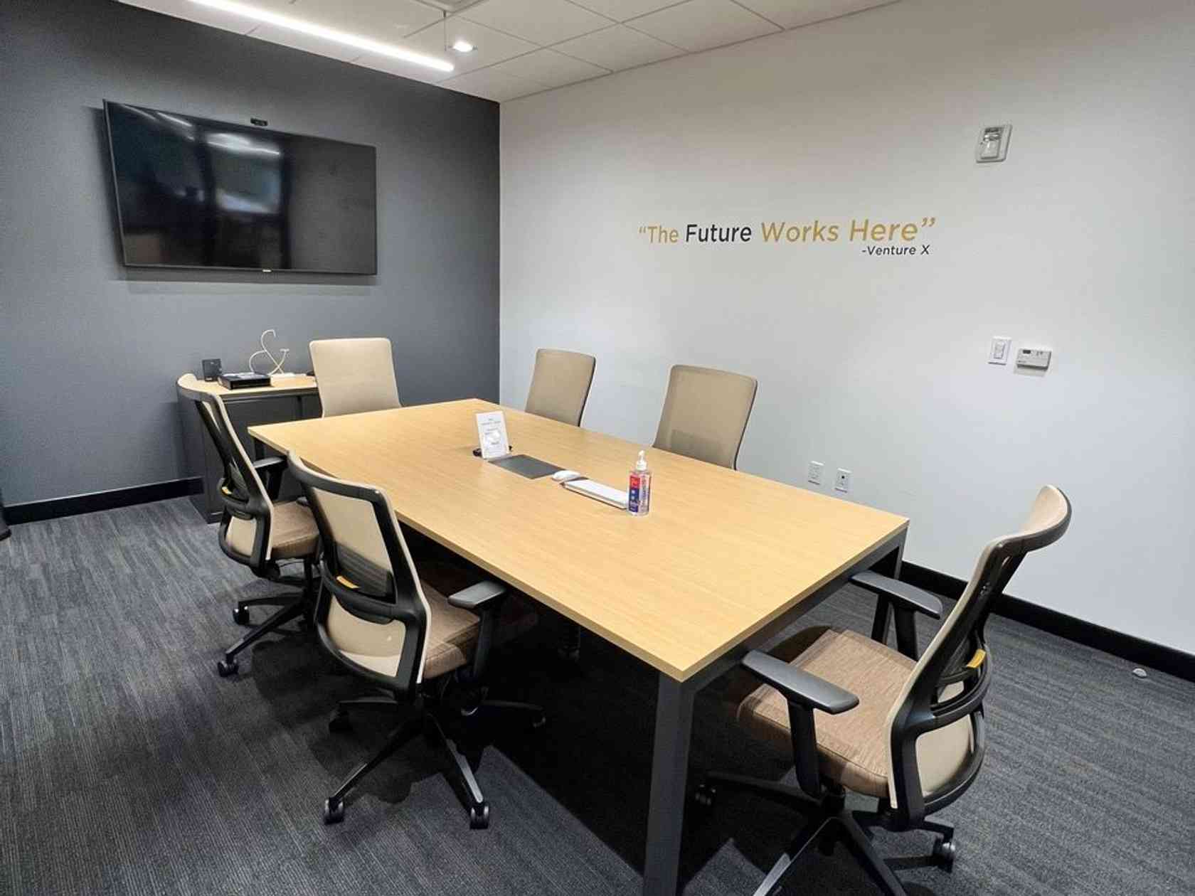 6 person meeting room