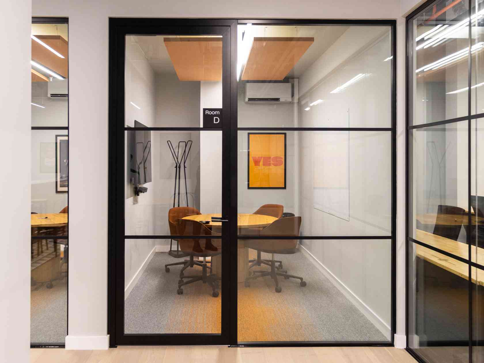4 person meeting room