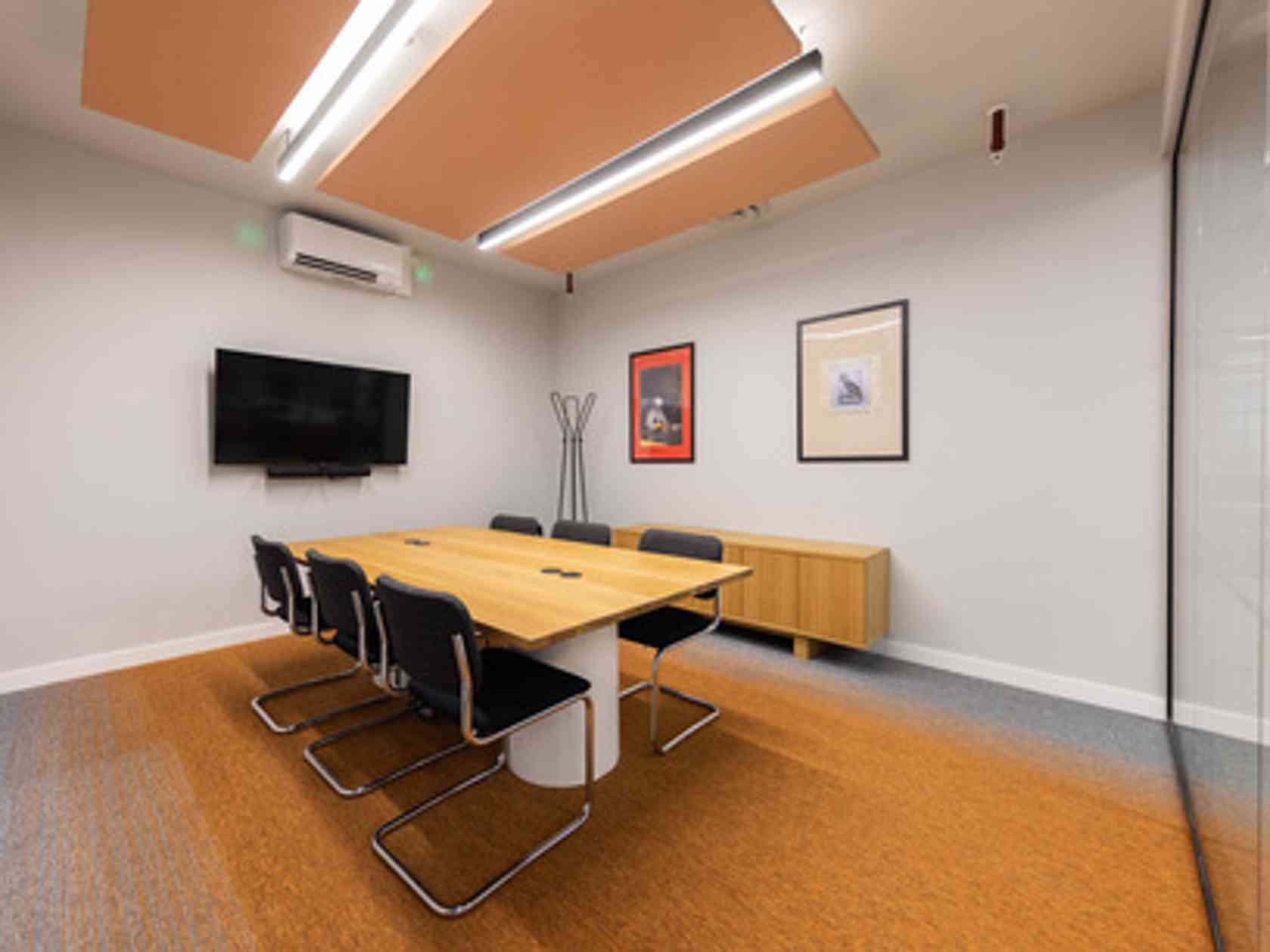 10 person meeting room