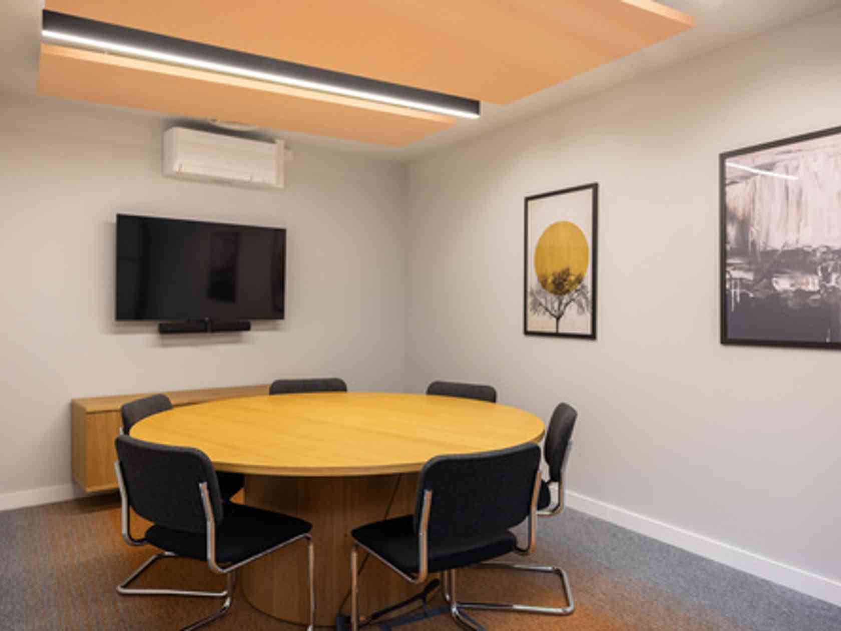 6 person meeting room