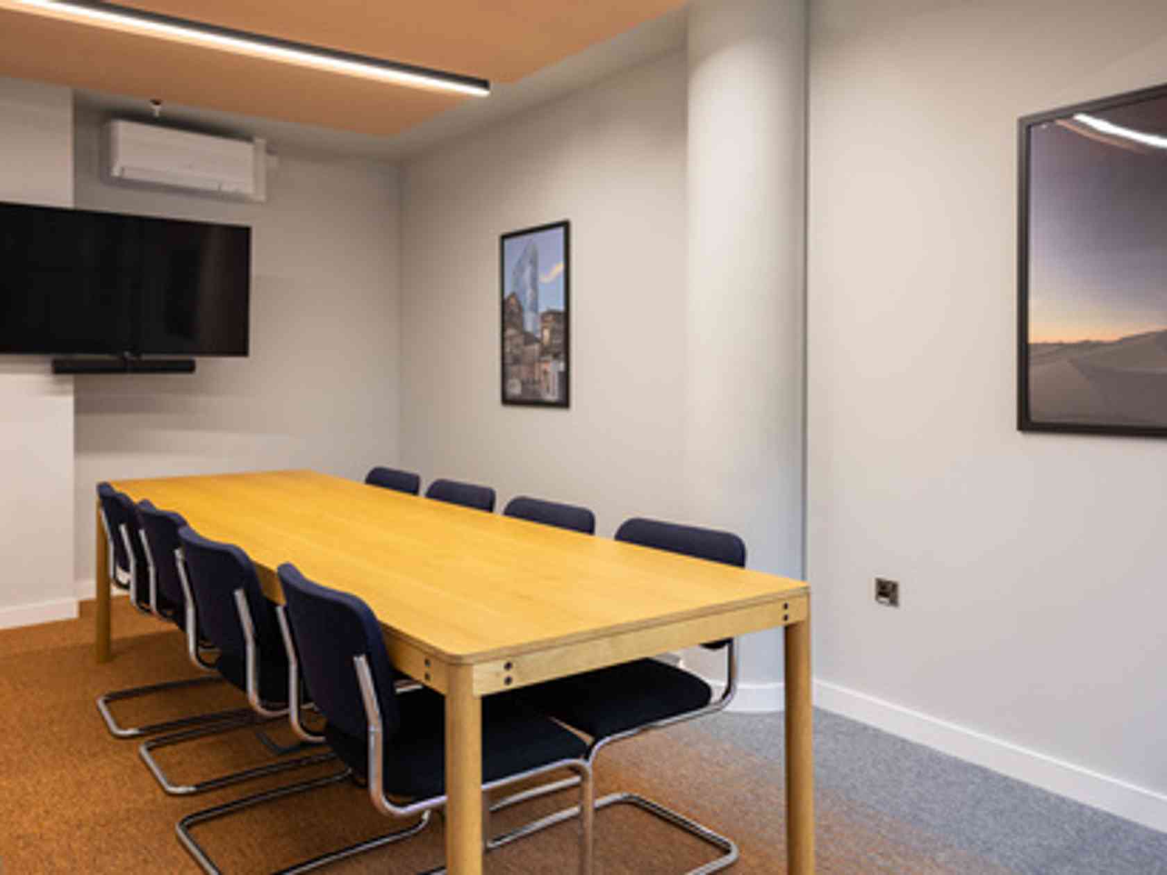 10 person meeting room