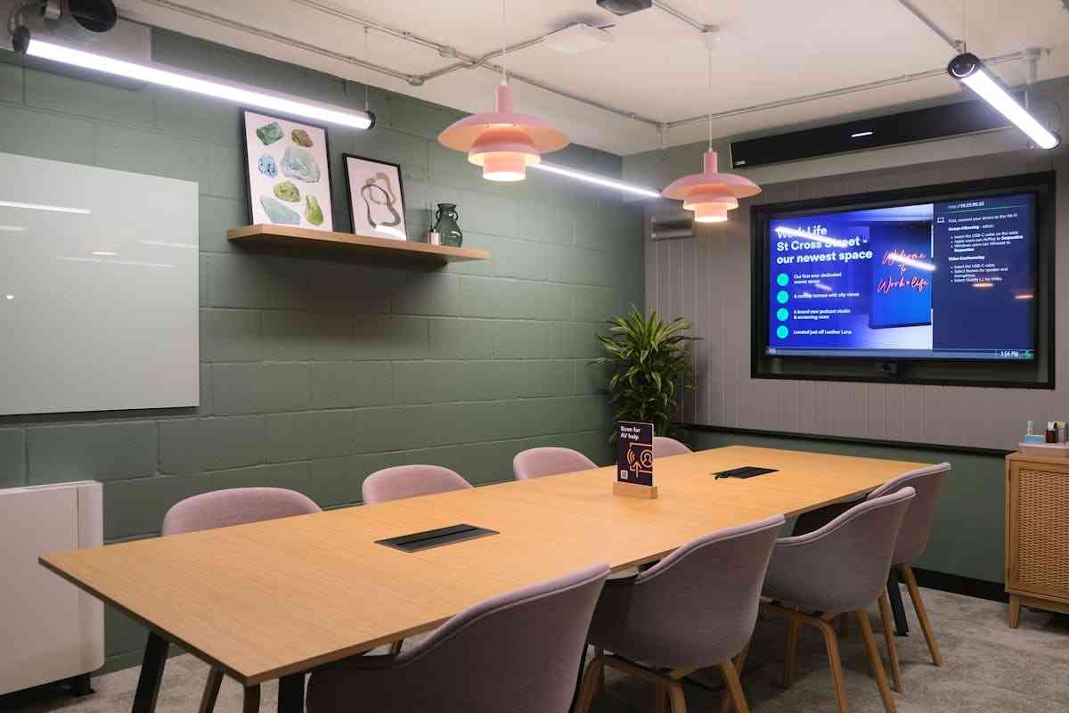 8 person meeting room