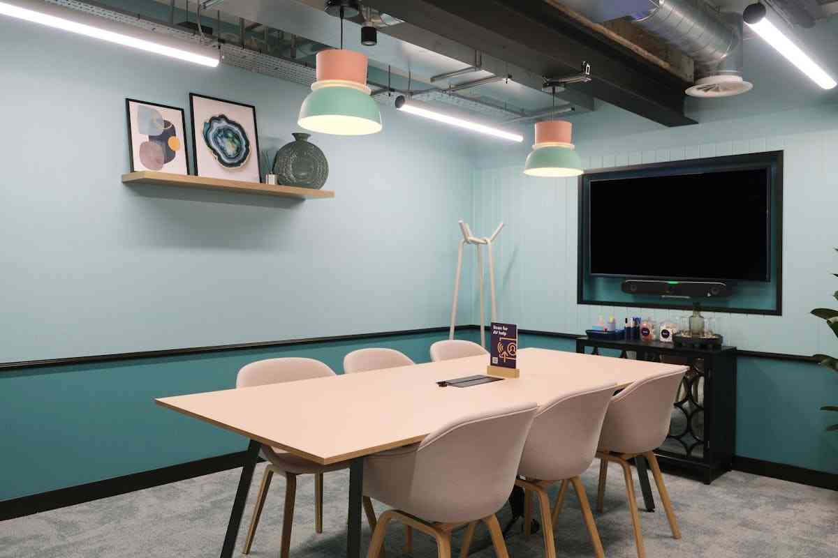 6 person meeting room