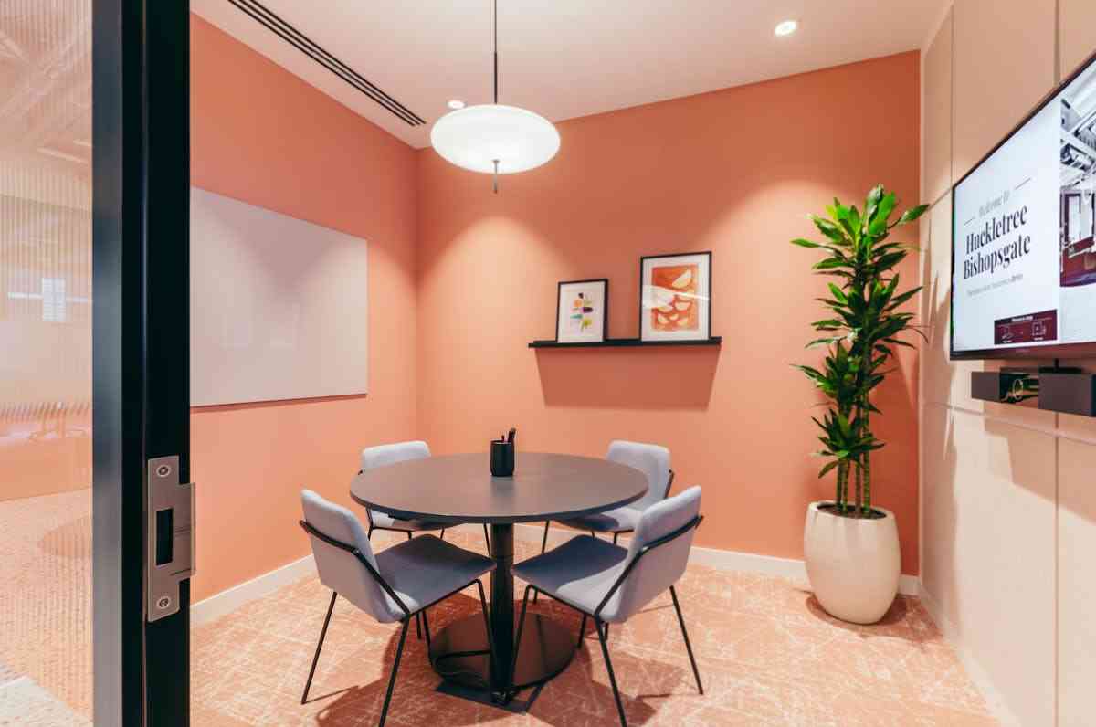 4 person meeting room