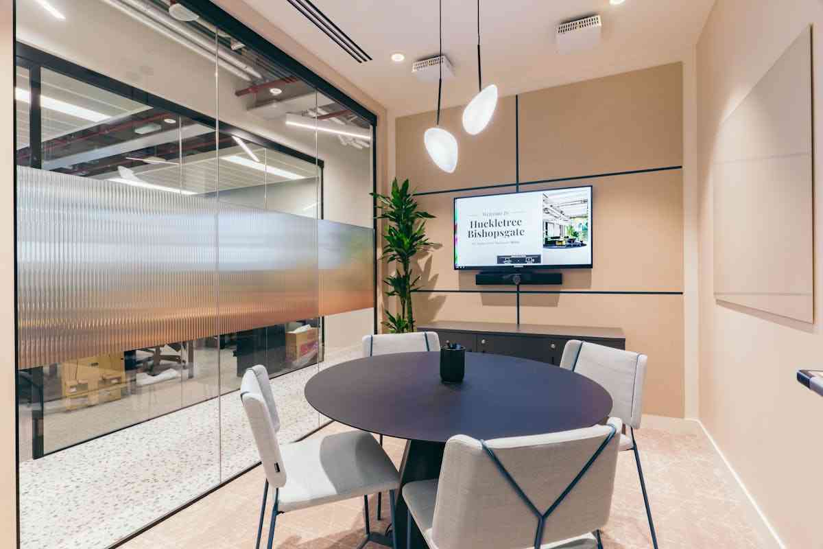 4 person meeting room