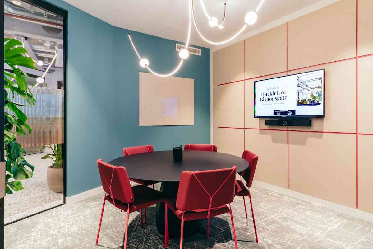 5 person meeting room