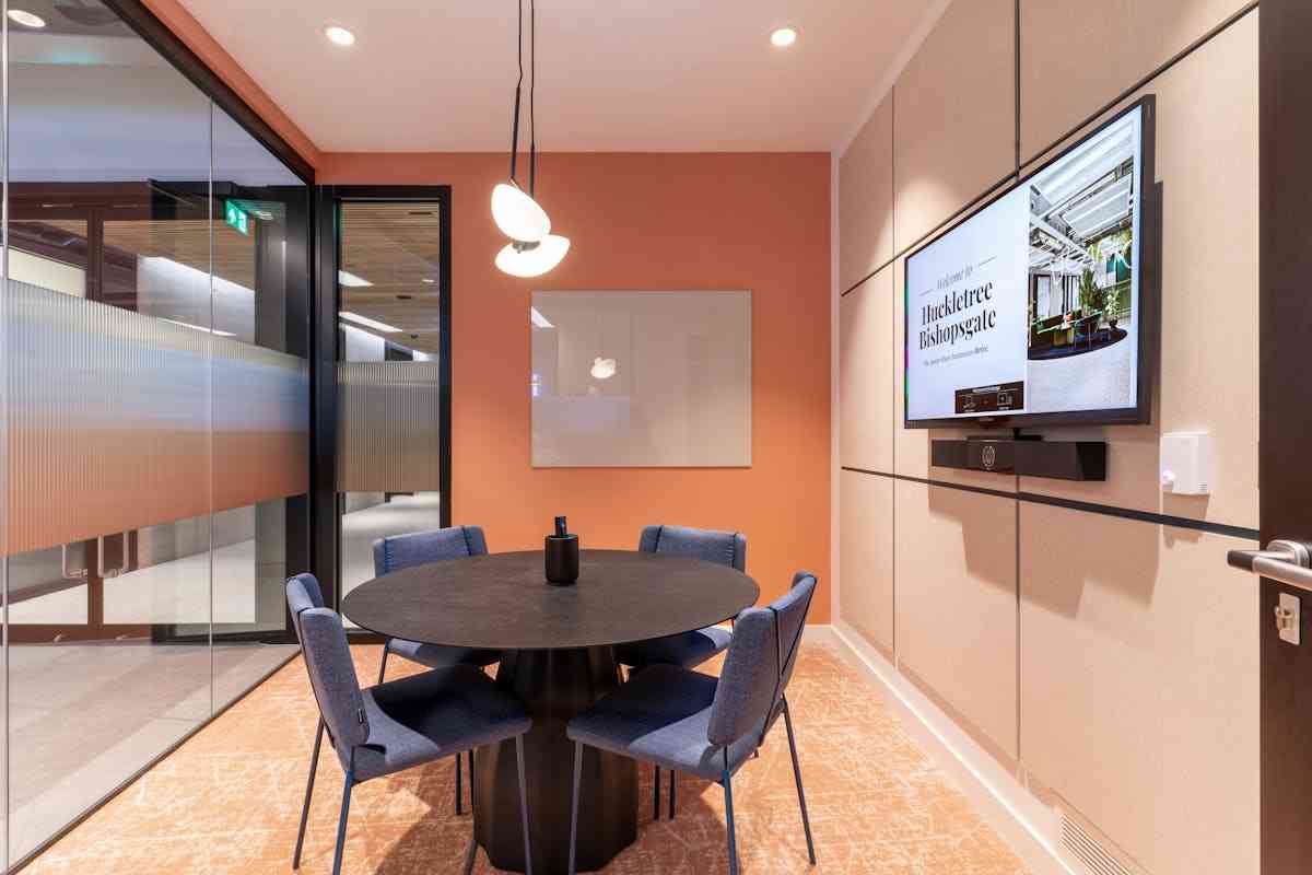 4 person meeting room