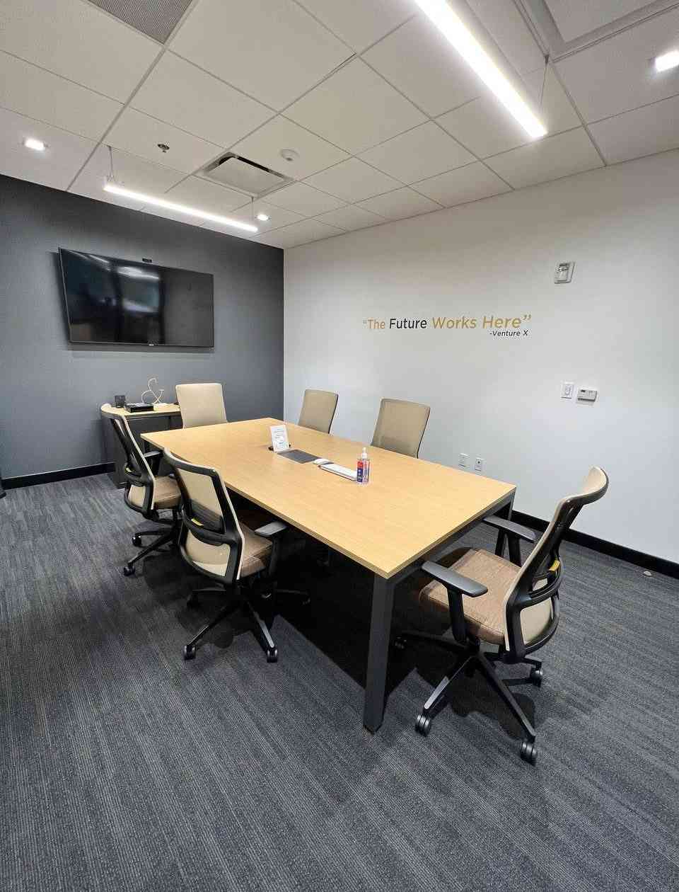 6 person meeting room