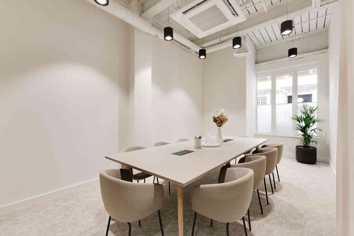 10 person meeting room