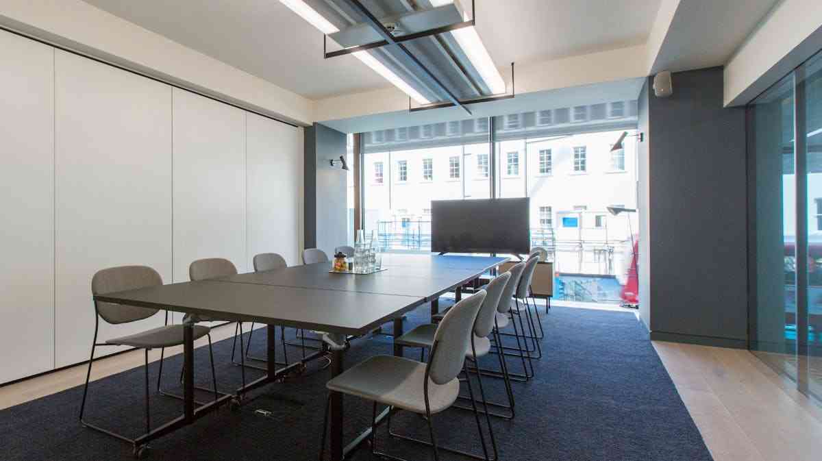 10 person meeting room