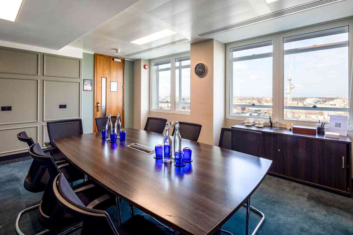 8 person meeting room