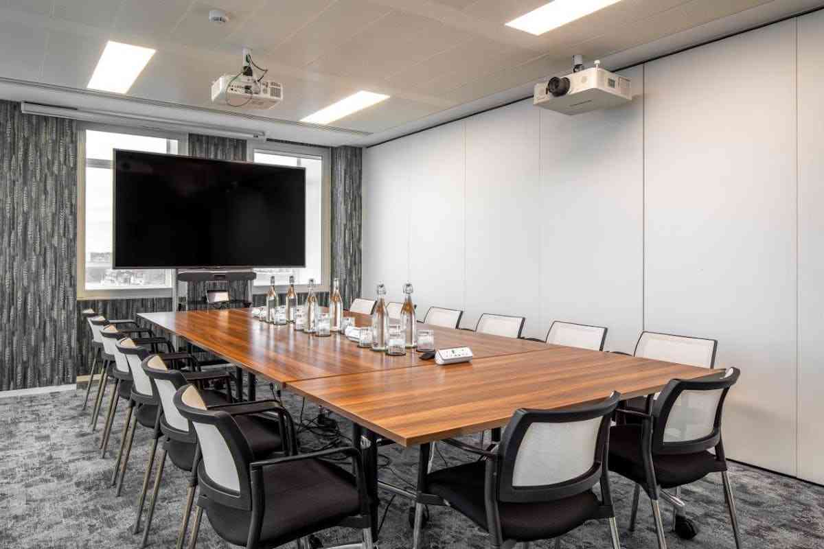 14 person meeting room