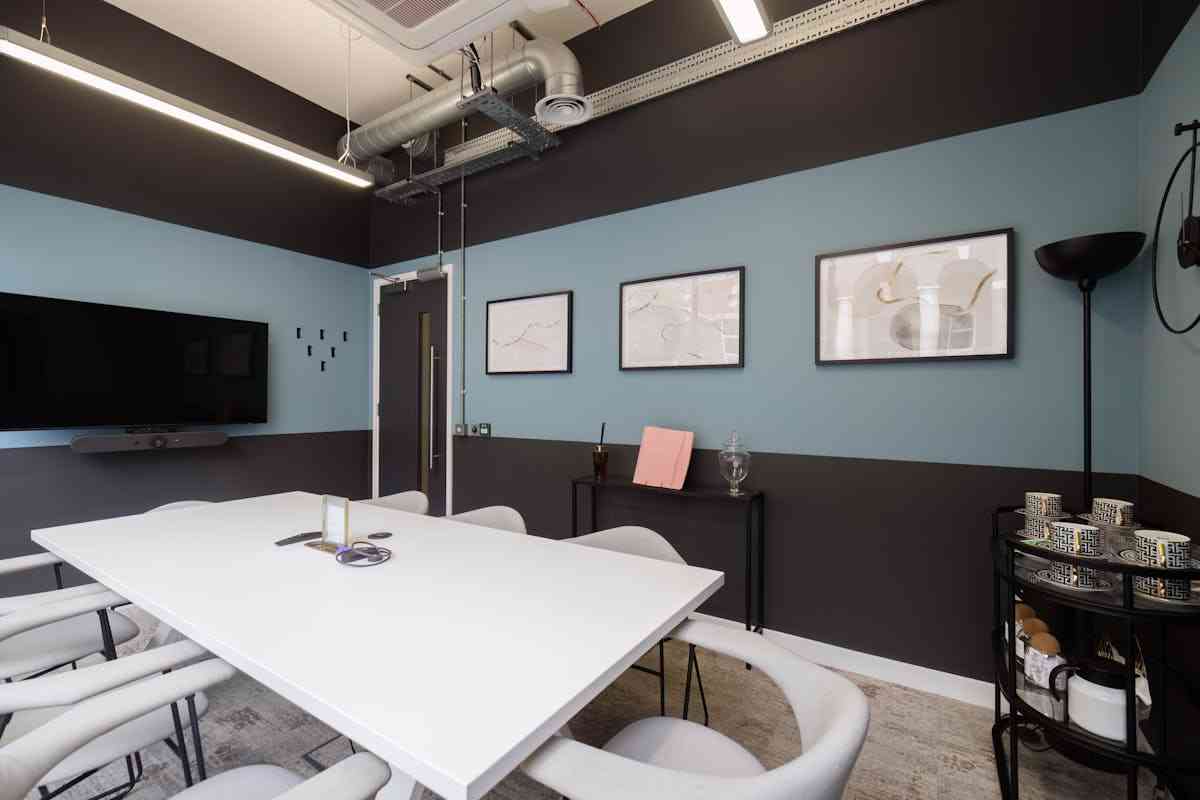 8 person meeting room
