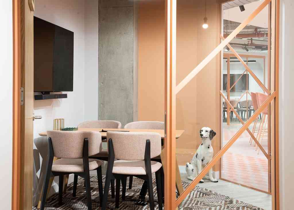 4 person meeting room