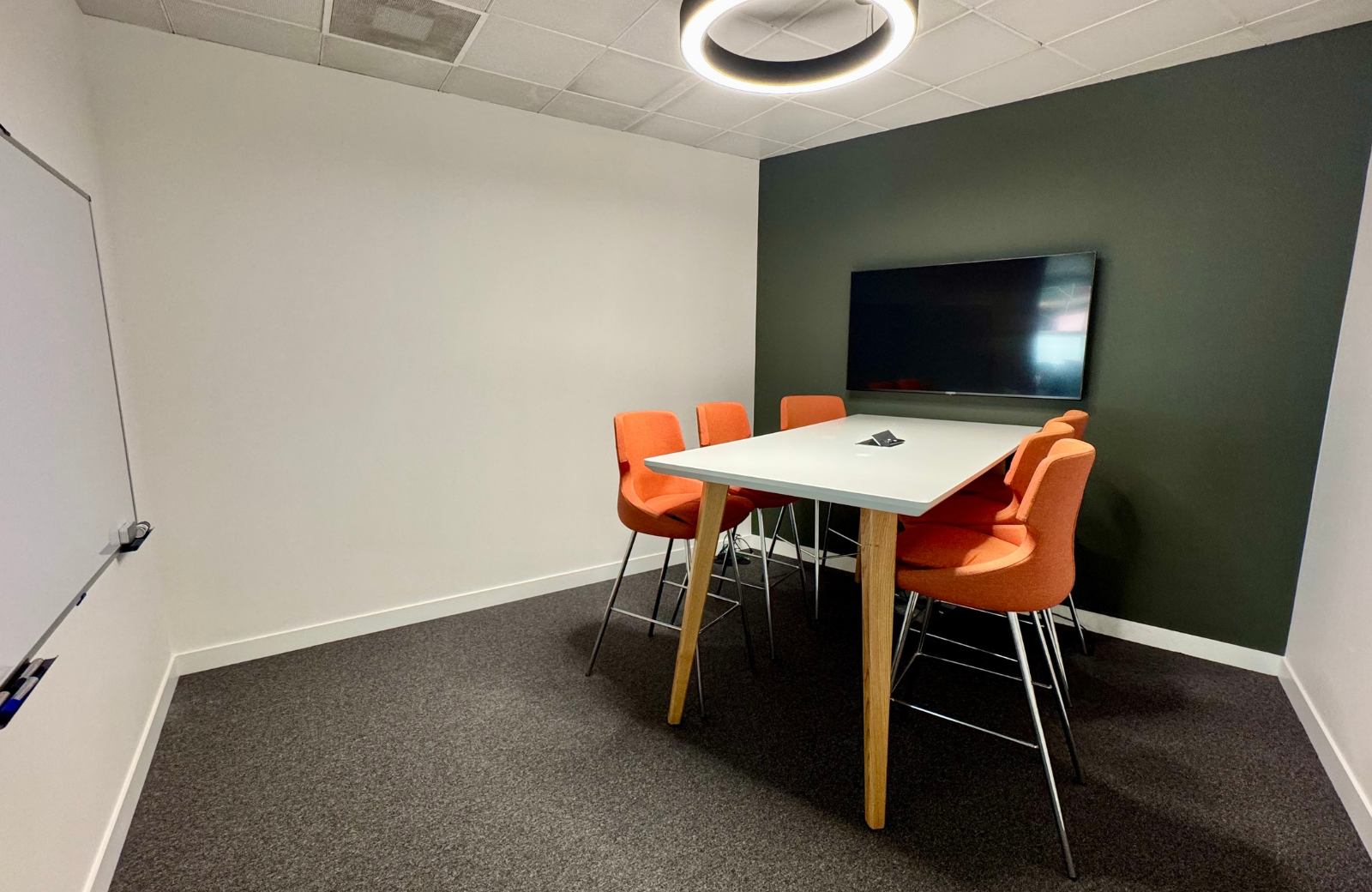 7 person meeting room