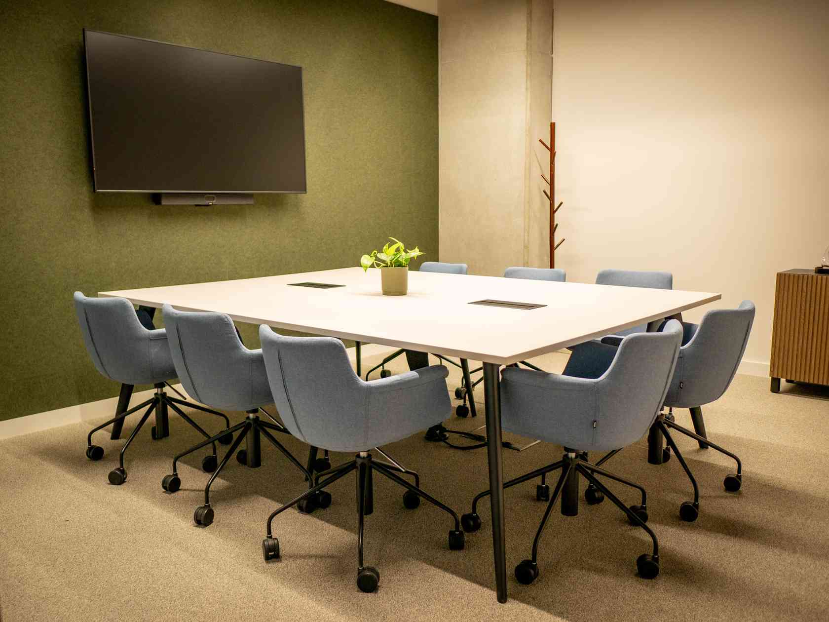 8 person meeting room