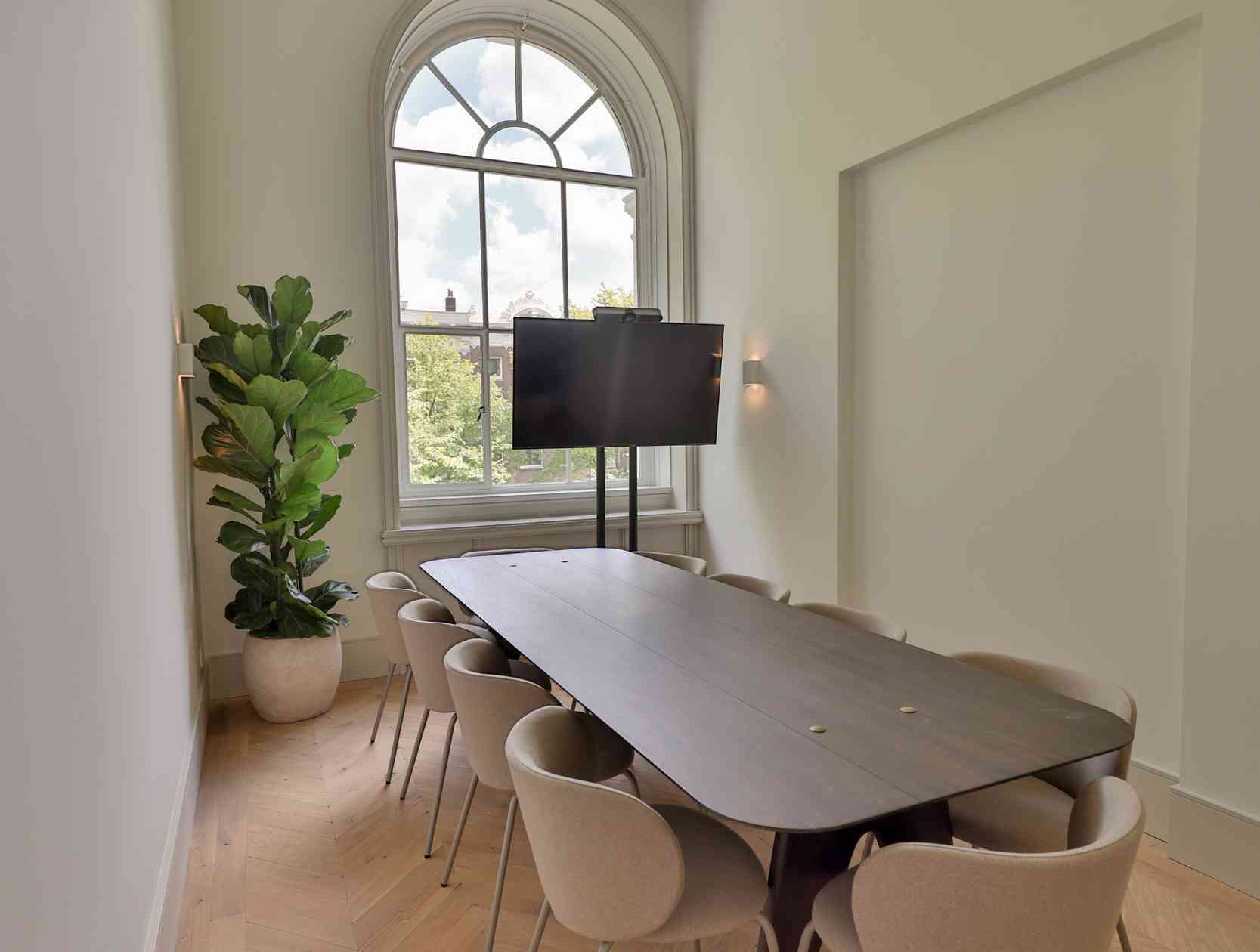 10 person meeting room