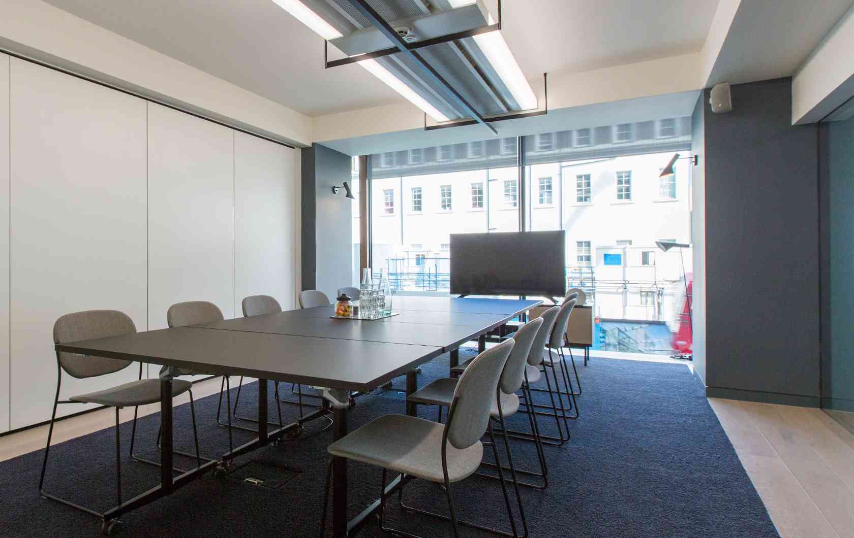 10 person meeting room