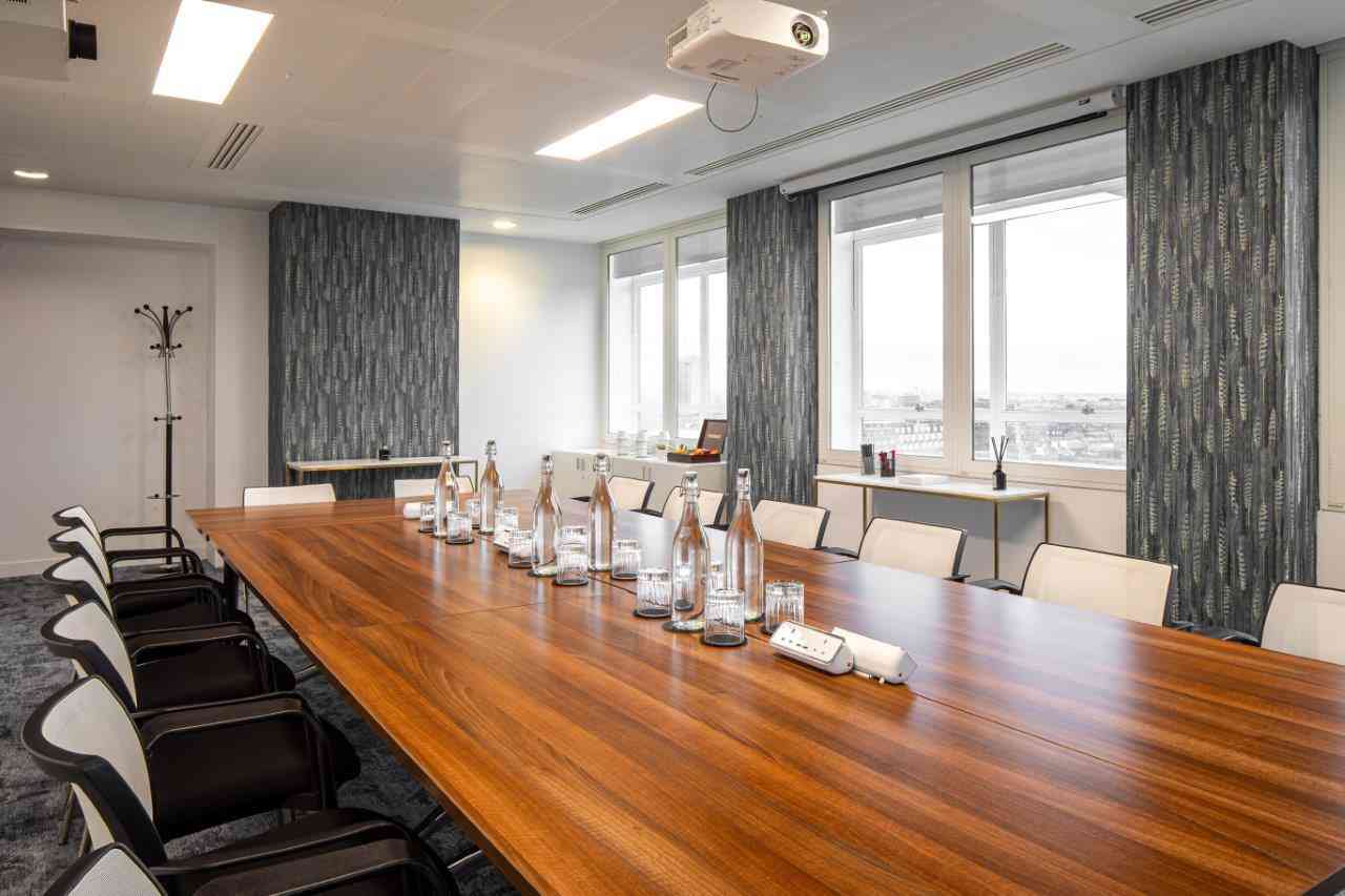 14 person meeting room