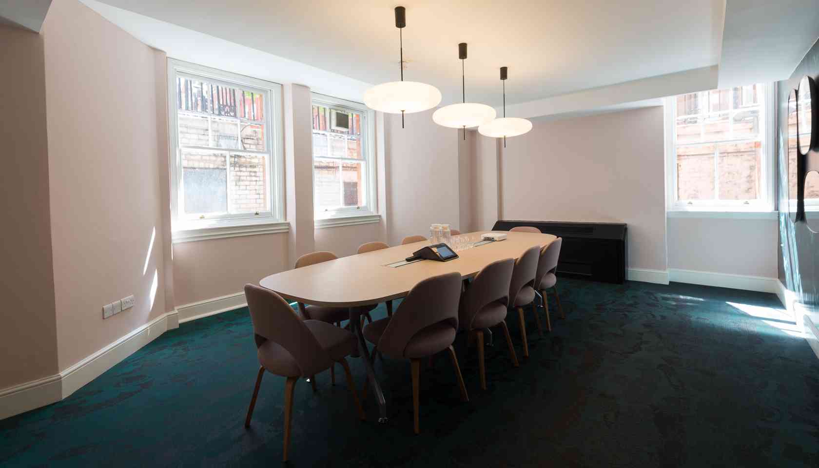 10-person meeting room