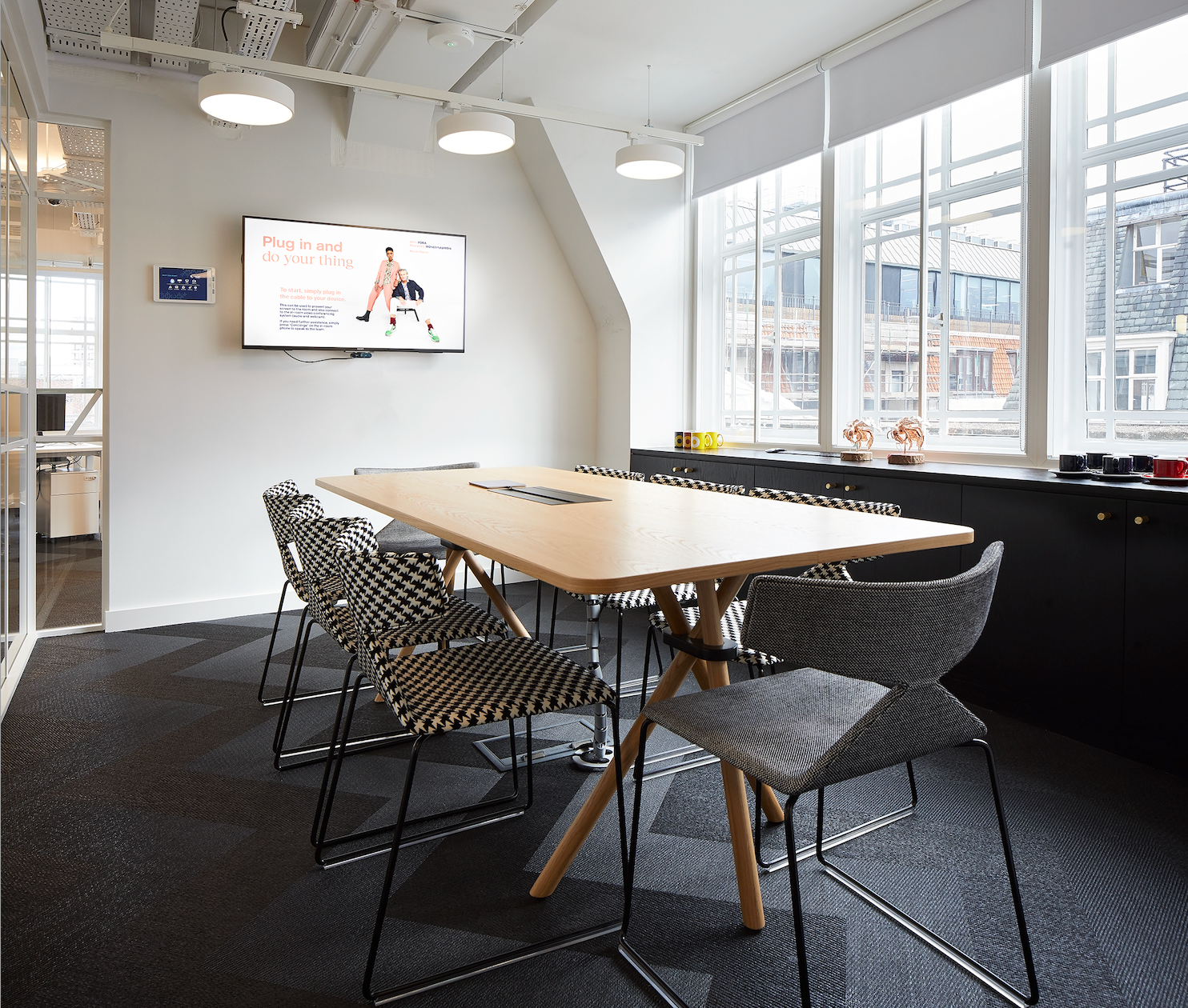 8 person meeting room