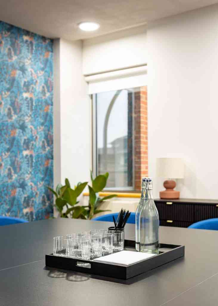 10 person meeting room