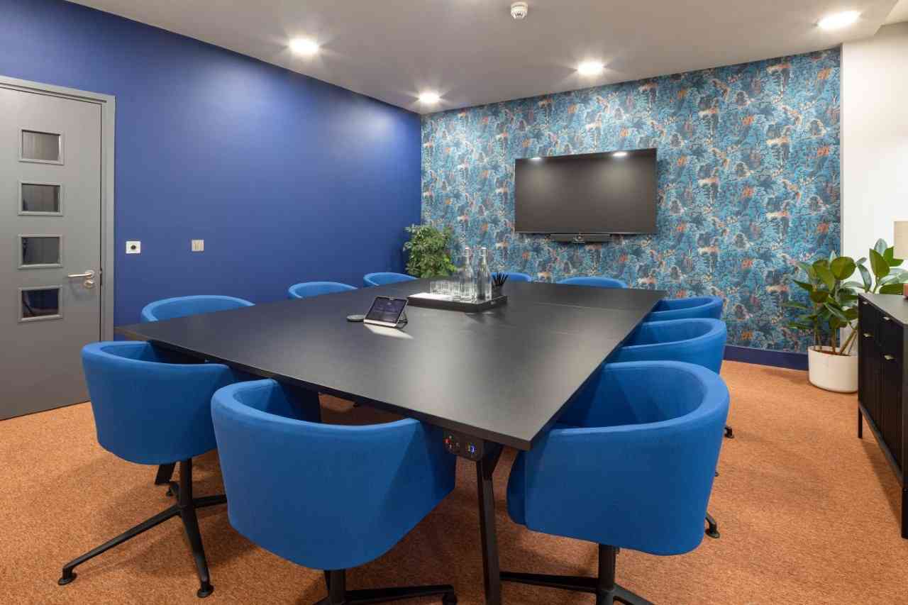 10 person meeting room